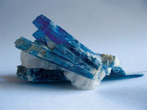  Kyanite:  แร่สำหรับการยกระดับอุณหภูมิในเตาเผาเซรามิกและการผลิตแก้วที่แข็งแกร่ง!